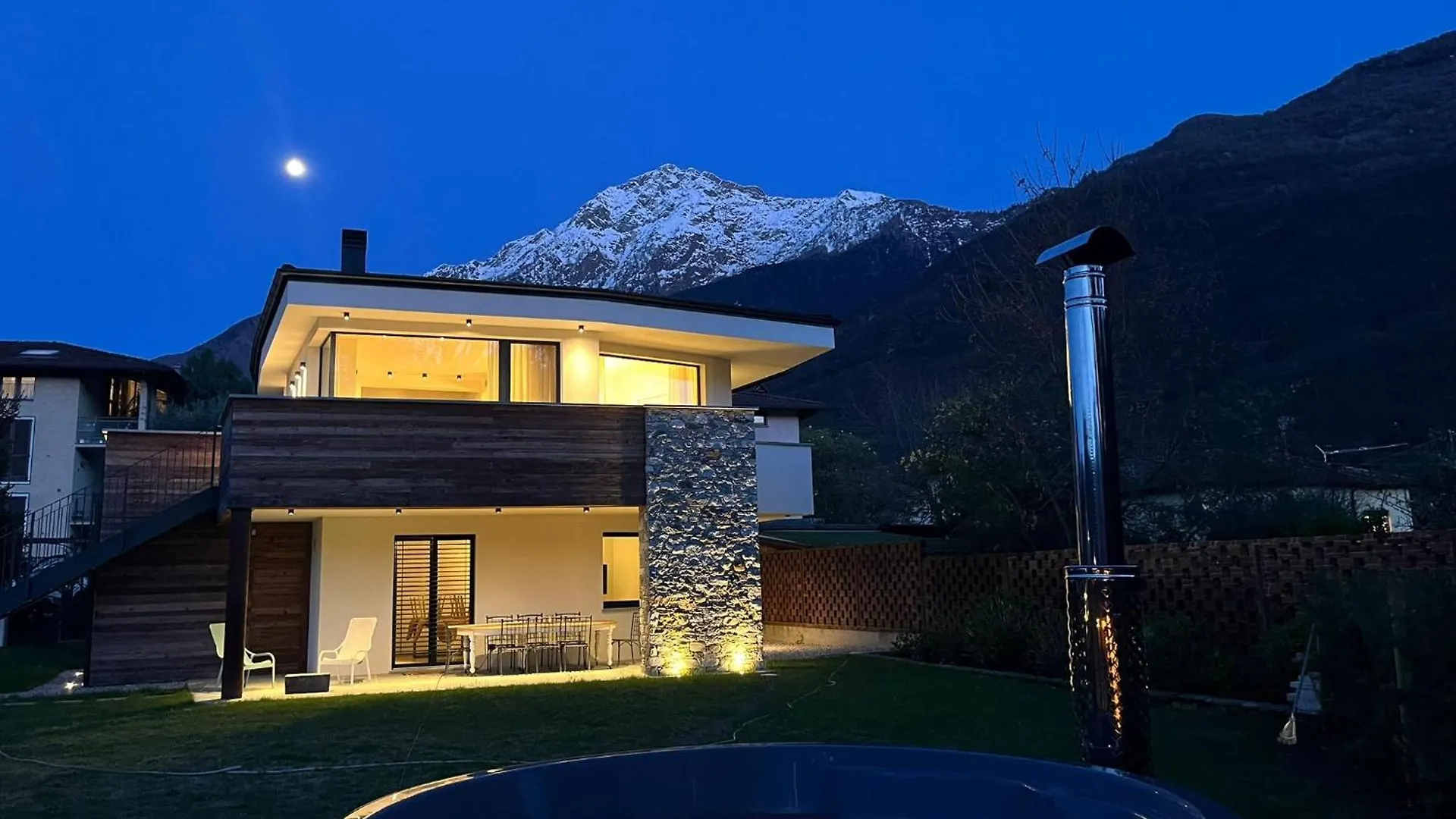 La Villa Del Lago In Giardino Colico
